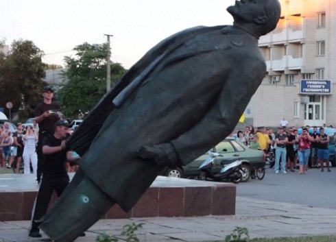 Ukrán polgárháború- Felakasztottak egy Lenin-szobrot