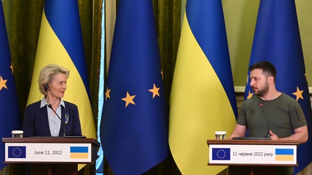 Von der Leyen Kijevbe utazott, hogy Ukrajna uniós csatlakozásáról tárgyaljon Zelenszkijjel