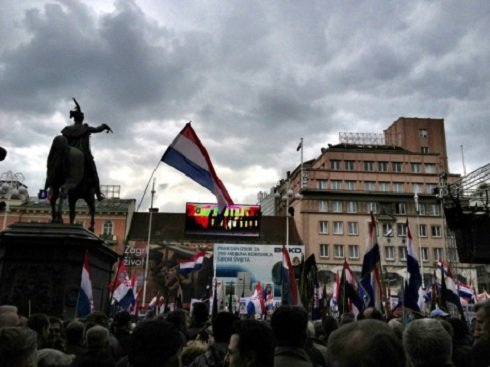Tömegtüntetés volt Zágrábban a vukovári szerb feliratok bevezetése ellen