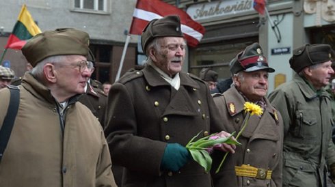 Együtt emlékeztek a lett szélsőjobbos törvényhozók a Waffen-SS veteránokkal